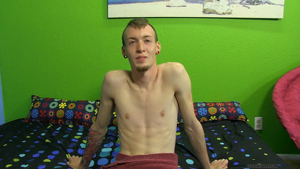 Lollipop Twinks: Chris quiere probar un trío ¿Nadie?