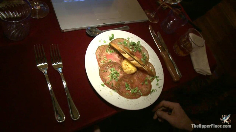 The Upper Floor by Kink: Dom의 저녁 식사 파티!