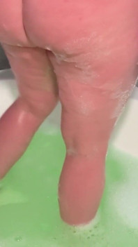 Gadis kulit putih pantat bahenol lagi asik muasin memeknya pakai mainan seks ukuran kontol besar pria kulit hitam di kamar mandi