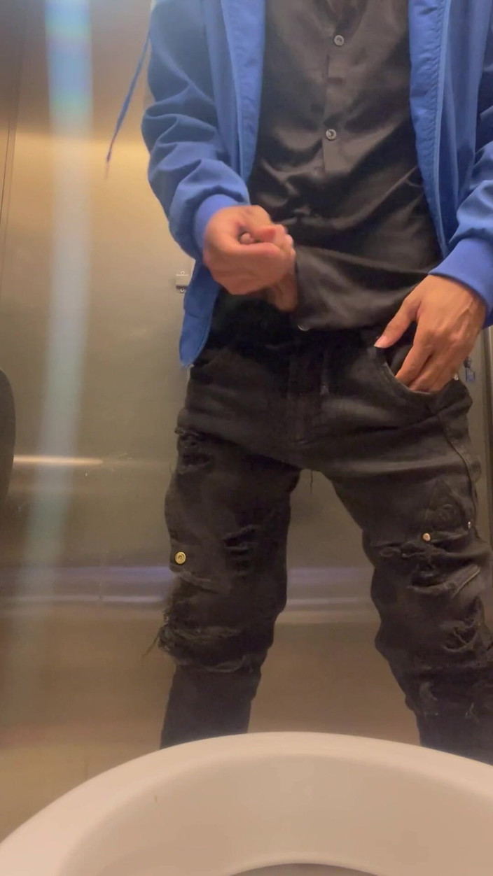 vergar4_daviid: Genieten van masturbatie in een openbare badkamer