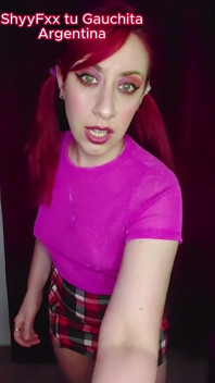 Sua modelo enteada sabe que ela te dá um duro e você fica com tesão com suas fotos (em espanhol)