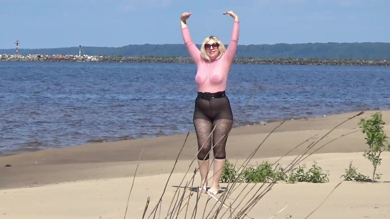 RedRoseRus: Une MILF drôle avec un cul et des seins en...
