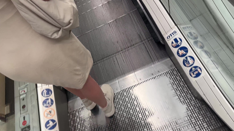 Verlonis: Mengusik dengan alat penggetar menjadi seks liar di bilik fitting...