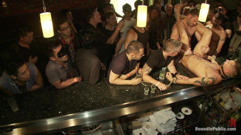 Bound in public: 클럽 드래곤