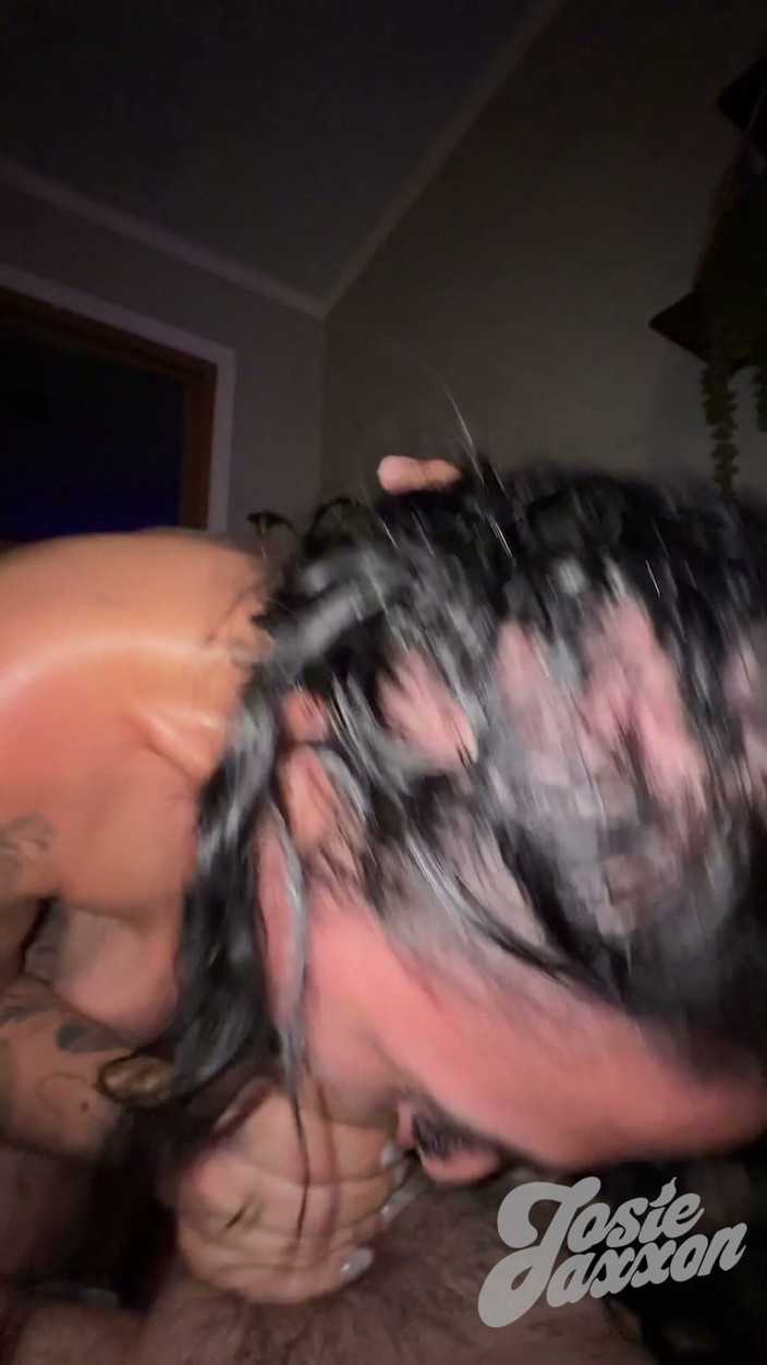 Josie Jaxxon: Primeiro boquete de menina solteira com facial