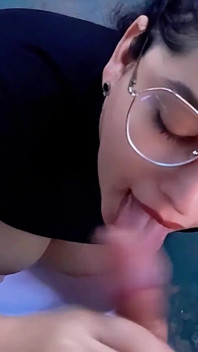 Aku mengisap kontolnya di luar siapa pun bisa melihat kita feat babyluna939