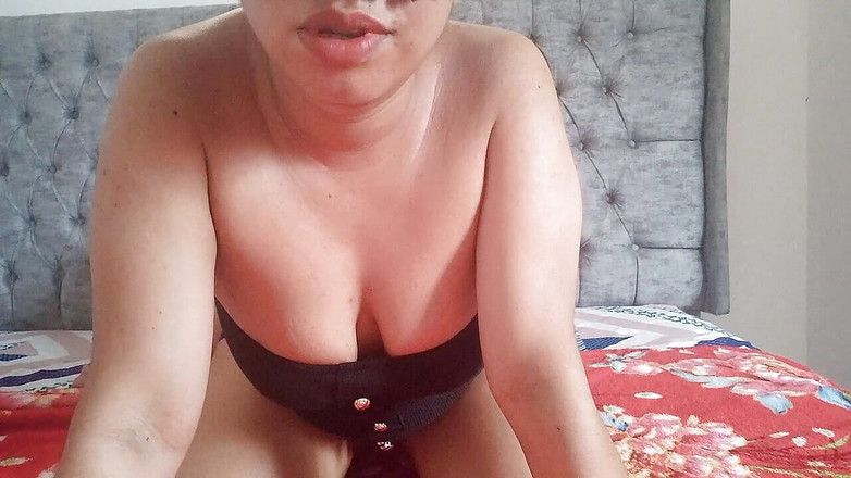 PATY PATY: 我的继母告诉我们她最肮脏的欲望，她真的很想被两个坏死的男人插入，并在t的时候自慰