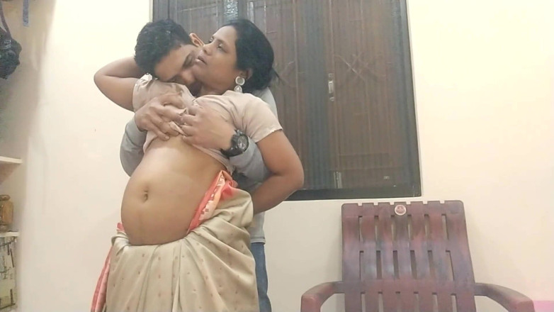 Popmini: Profesoară indiană excitată face sex fierbinte în sari frumos cu student...