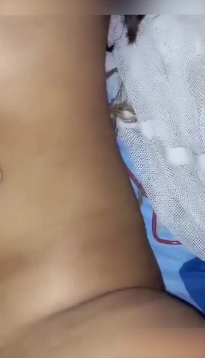 Parihema: Omg! Üvey annem ile yalnızım ve sıkı yarağımı sikmek için yardım...