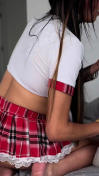 Safada estudante Aaliyah Yasin fuma cigarros e porra