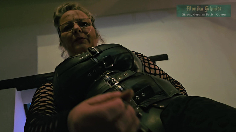 Strict Senz: Monika Schmidt uctívá mého ptáka kouření POV