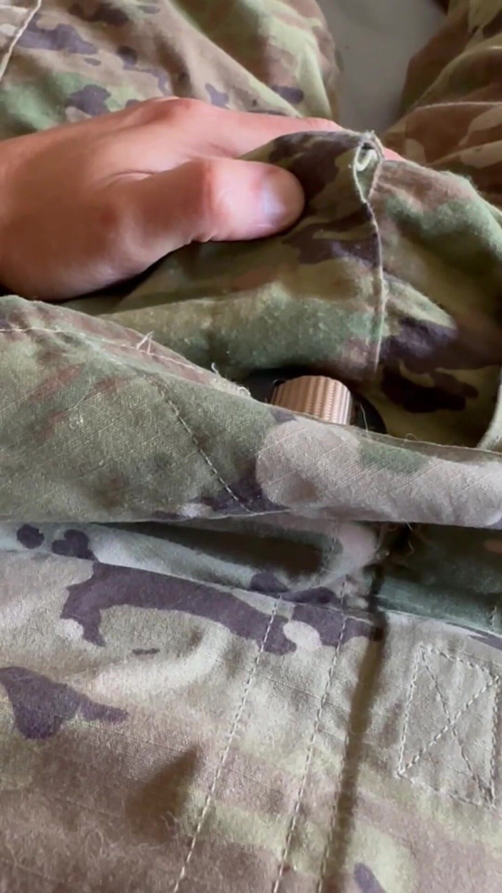 Gay Soldier Stuff: Người lính sục cu trong bộ đồng phục quân đội của anh ấy...
