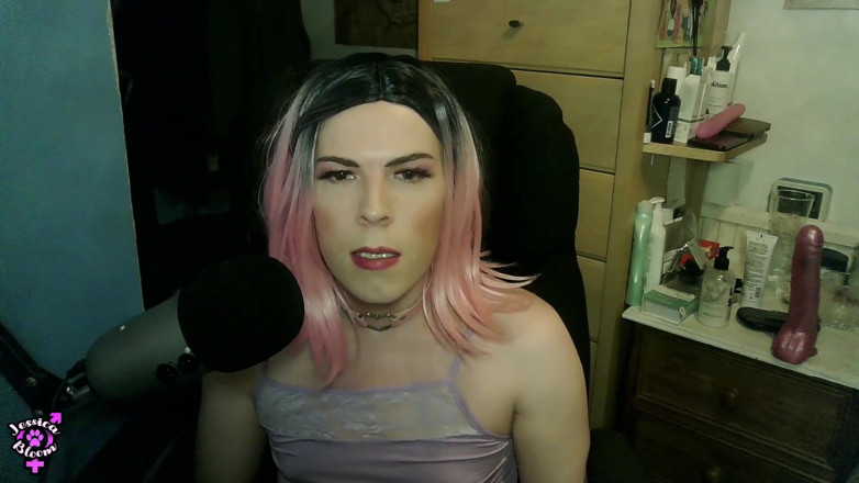Jessica Bloom: Sissygasm Milkshake lagi asik telan sperma