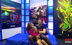 Gadis-gadis hot ini suka banget seks threesome dan seks anal di gangbang