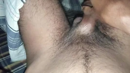 男人在房间里为女孩们偷偷地操乳房