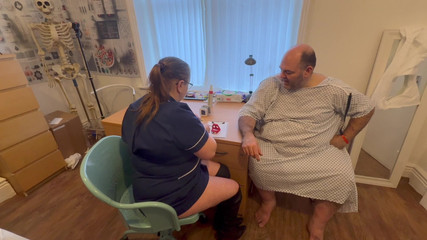 Aaexperiencesltd: Bölüm 1: Matron Satana ve Bay Jones anal muayene!