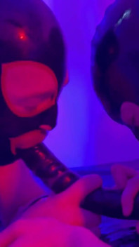 Onze slaven vastpinnen terwijl ze een dildo met twee uiteinden zuigen