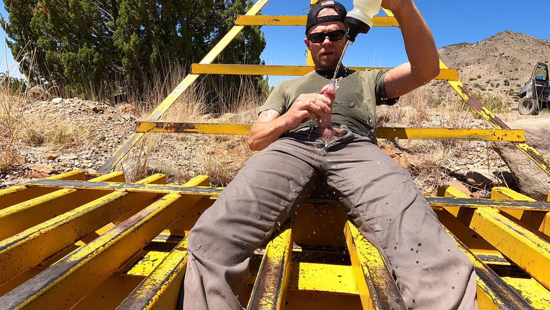 Lapetus: Писаю в мої піші штани 8 разів - повністю просочена