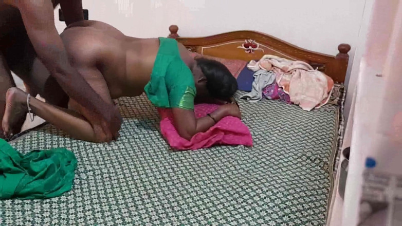 Desi palace: Ấn Độ bhabhi đụ kiểu chó bởi bạn trai