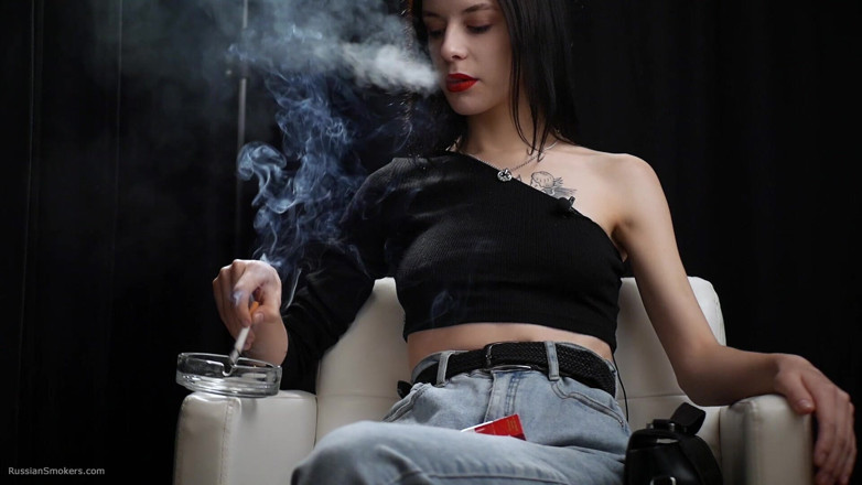 Russian Smokers: Струнка краля курить двох червоних