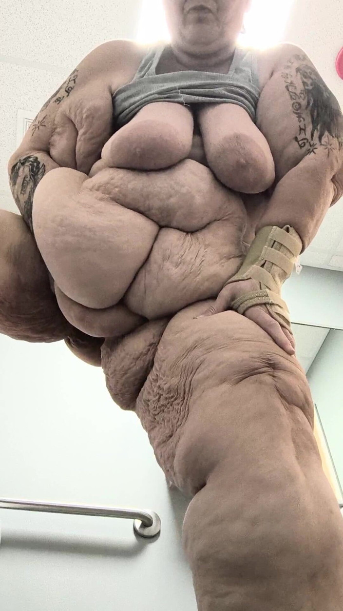 HerculesnVENUS: 床に立っているエッチな剛毛マンコが絶頂着地