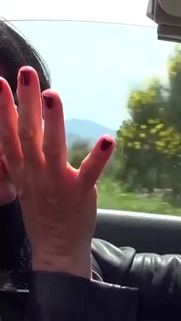 Halka açık sürtük her yerde tüm yarakları sikiyor