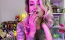 Flame Jade: Cô gái hấp dẫn hút thuốc và chơi với con...