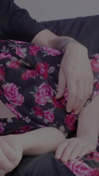 Je regarde un film avec ma demi-sœur et elle me suce la bite