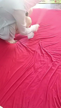 Verrückter sex mit einem amateur-paar im schlafzimmer. Heißes vorspiel mit einem Paar, Ölmassage auf dem körper.