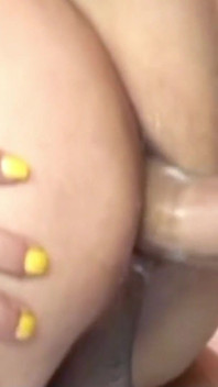 Une énorme bite baise le trou du cul d’une trans sexy