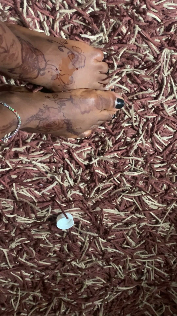 Browngurl234: Caliente ébano babe pie masaje sección