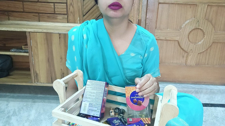 Saarabhabhi6: インドの村の叔母は、彼ヒンディー語オーディオといくつかのチョコレートセックスのために男を誘惑しました