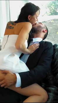 Seksi Aidra Fox ıslak amcığını Danny'nin büyük yarağıyla dibine kadar dolduruyor