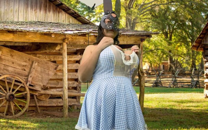 VeeVee Vixen: Une femme de ménage trait une femme de ménage à la...