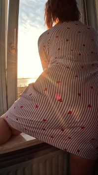 La Ragazza Formosa Della Porta Accanto Fa Sesso Rischioso a Piedi Nudi Alla Finestra, Projectfundiary