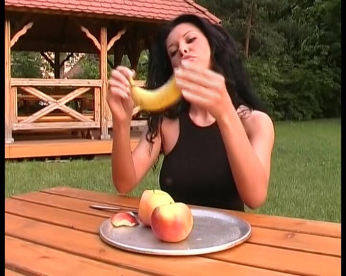 Busty German Sluts: 彼女はマンコを広げるのが好きないたずらなドイツ人美女です