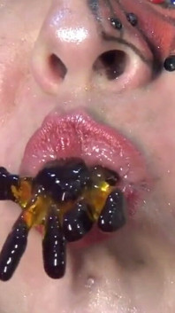 La Sfida Estrema Di Deglutizione Della Ragazza Ragno! Ragni Enormi Commestibili