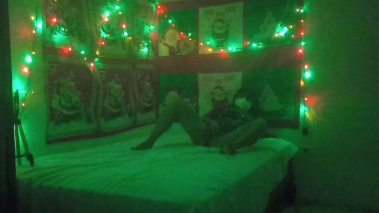 Martin13: Ibu tiri yang bertetek besar menikmati Krismas seksi dalam gayanya...