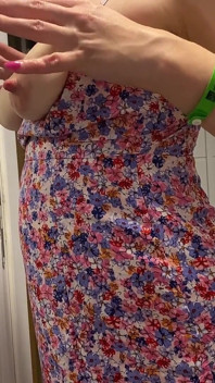 セクシーな自然なおっぱいと毛深い猫でからかうドレス