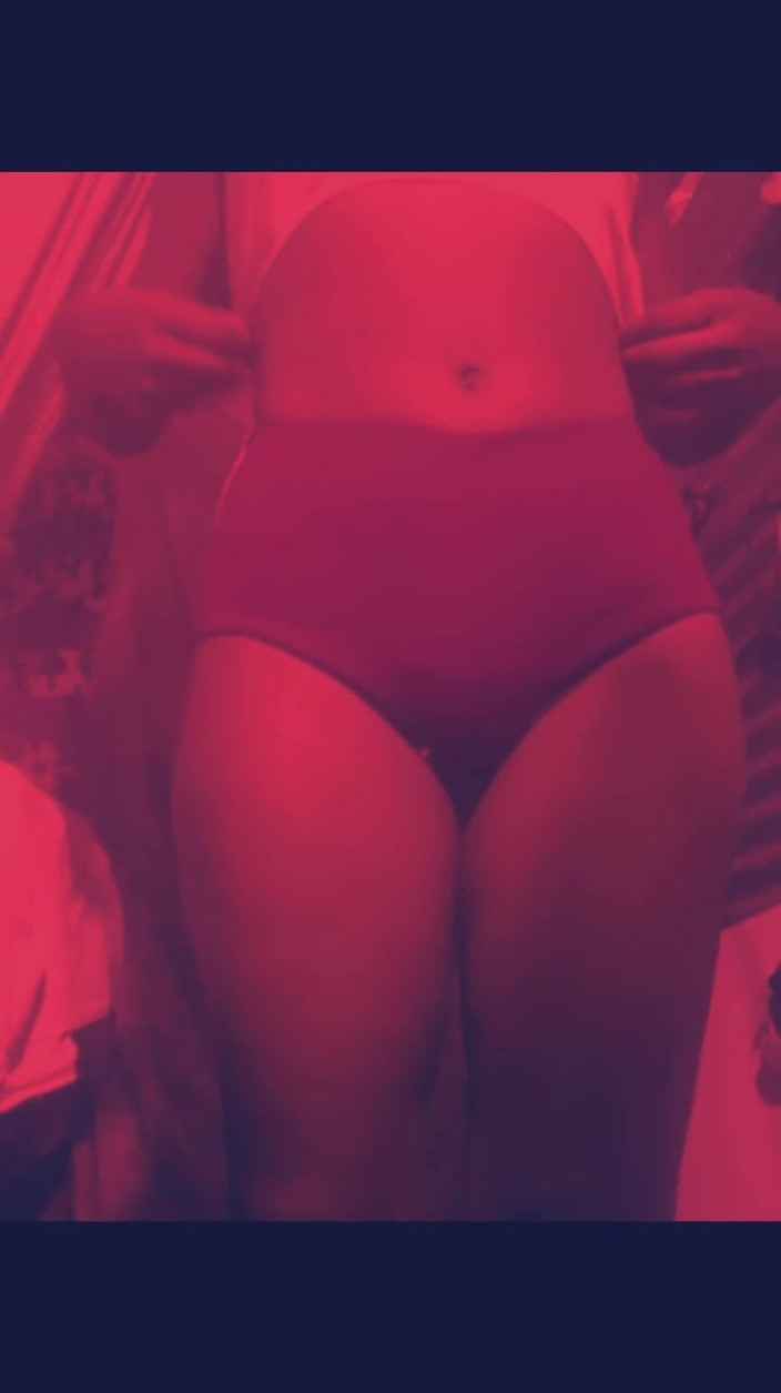 Dorelviss: 我的继父想要一部视频，展示我的短裤和我的大奶子并给我自慰