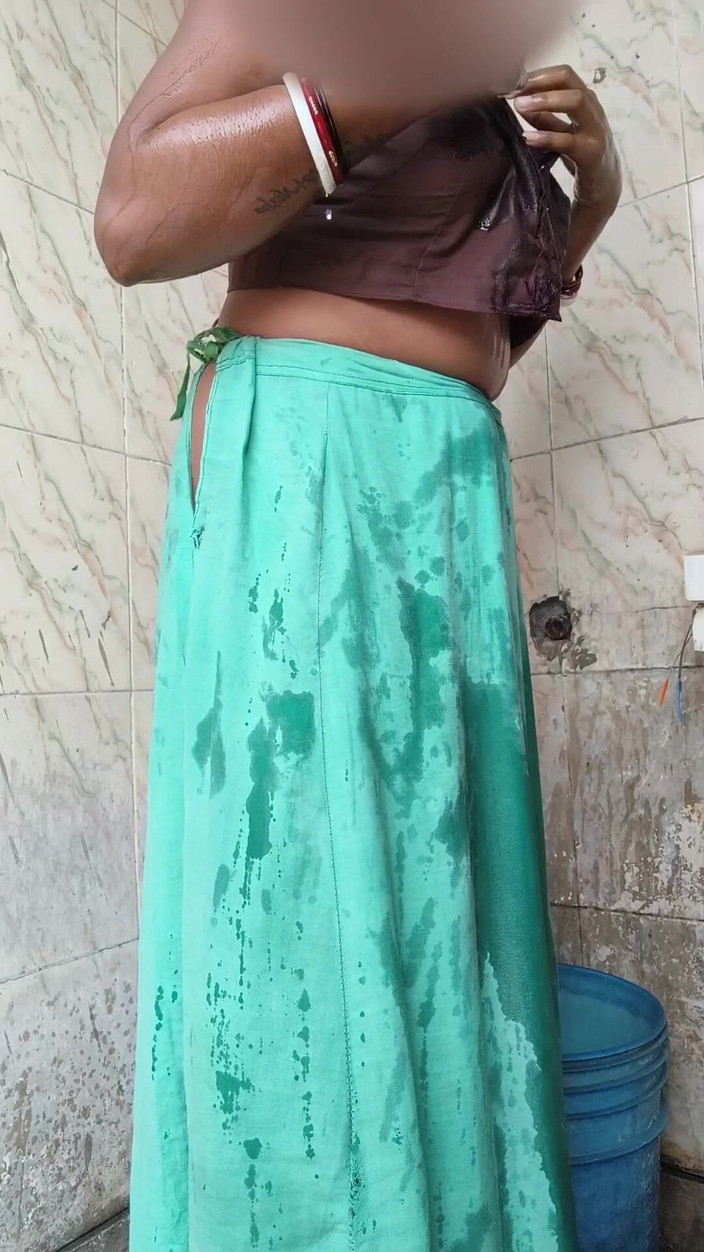 RoboticApple28: Simran Bhabhi badend buitenshuis tieten pers en poesje show