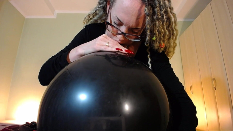 BadAssBitch: Gros ballon noir, partie 1 (pas de son désolé)