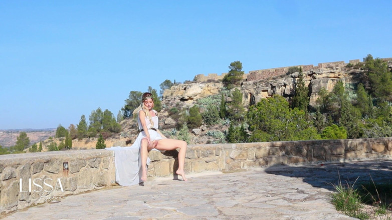 Lissa Brown: La tua dea si masturba all'aperto