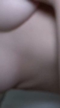 A beleza gentil de pele clara se torna apaixonada em particular. Seu ritmo selvagem termina em uma rica creampie de reprodução.