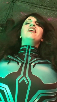 Hela îl distruge pe Captain America