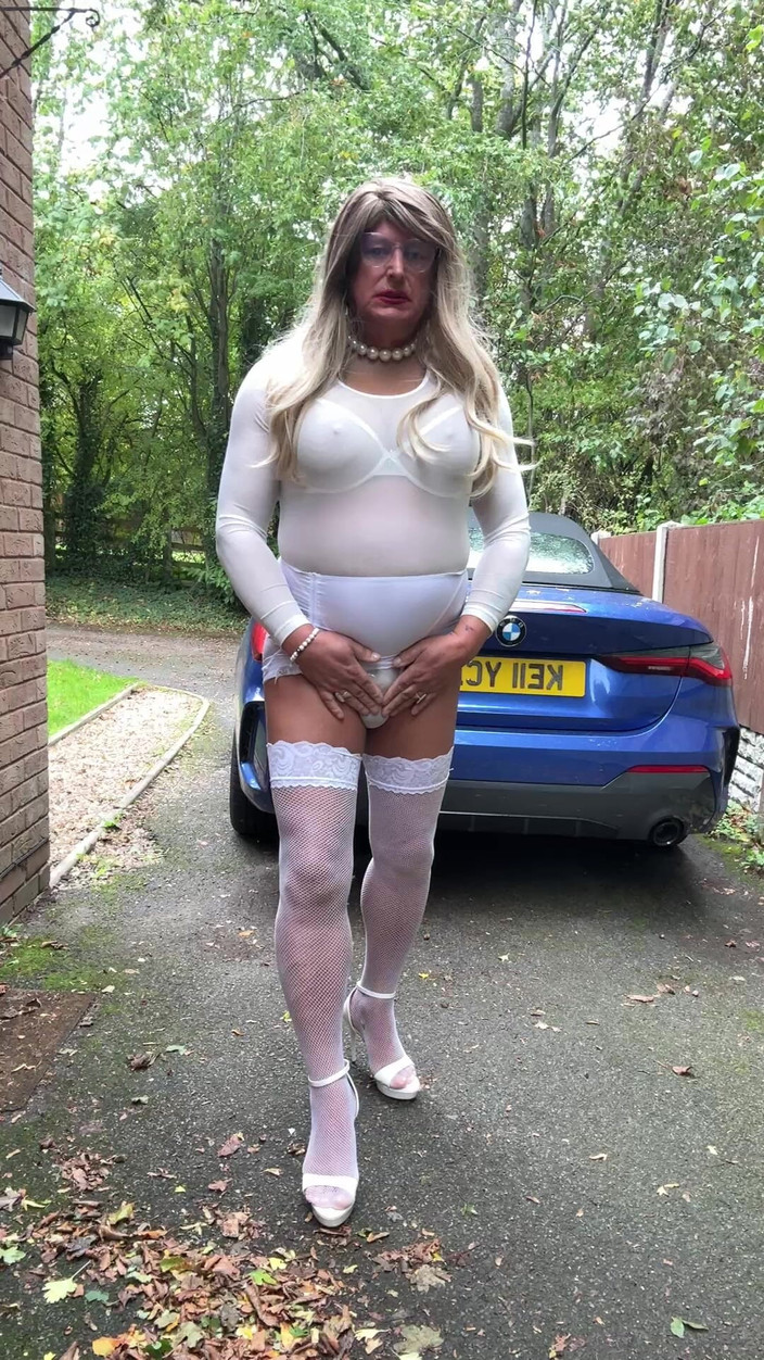 Kellycd2022: Sexy Crossdresser Kellycd2022 en body sexy blanco y medias de...