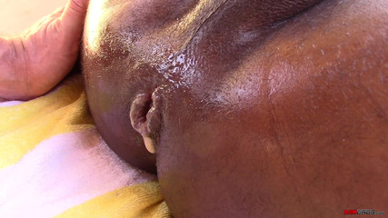 Raw Dads: Genç Taye için havuz kenarında kremalı turta