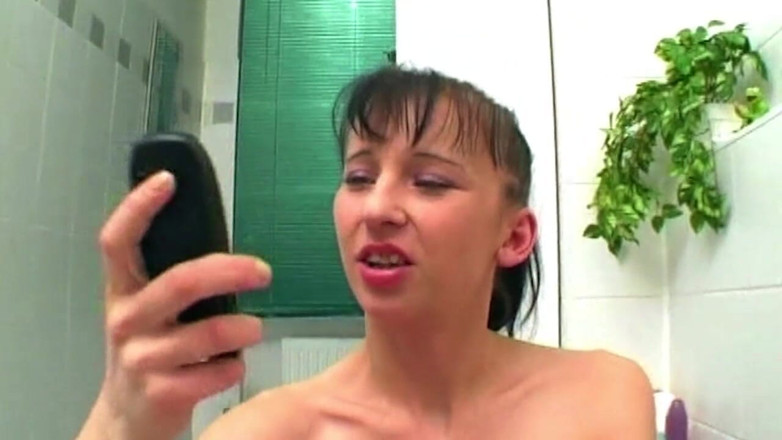 My German Amateurs: Brunetka zabawki jej cipki z fioletowym dildo w wannie