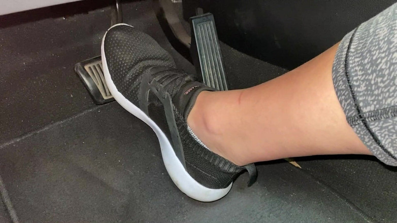 footivities: Ivys'in Ayaklarıyla Tenis Ayakkabısı Içinde Pedal Pompalıyor