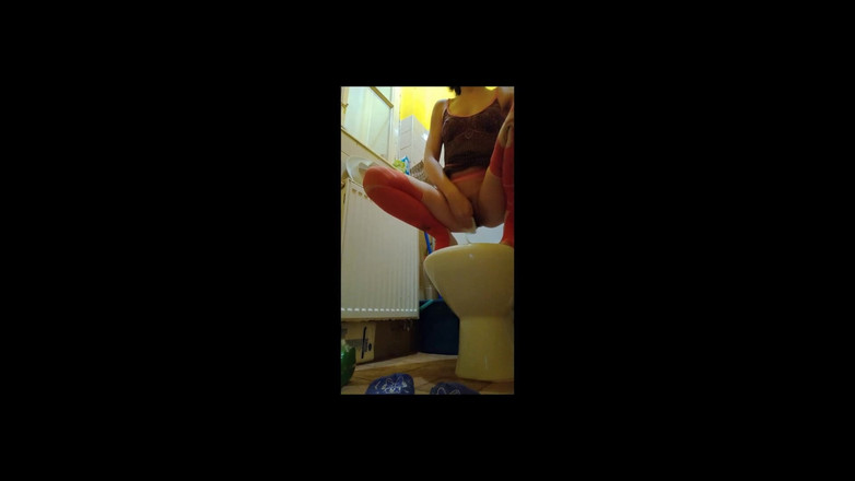 Natalia Pearl: Golden Shower in Stockings!